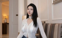 女生将玩偶绑背上